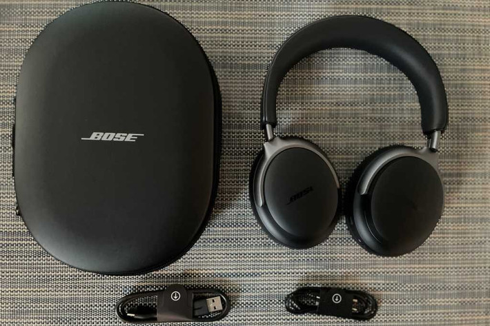 3. Bose QuietComfort Ultra (Giá khoảng 11 - 12 triệu đồng) tập trung tối đa vào khả năng chống ồn và sự thoải mái khi đeo trong thời gian dài.