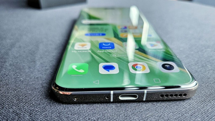 Thương hiệu này còn ghi điểm với chứng nhận độ bền rơi vỡ 5 sao SGS, kháng bụi nước IP65 và kính NanoCrystal Shield trên các dòng cao cấp.