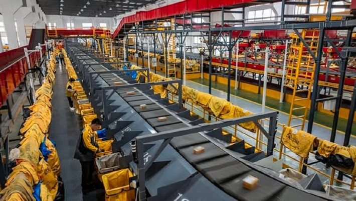 Tính đến cuối tháng 11/2025, tổng lượng bưu kiện cả năm đã lần đầu vượt mốc 180 tỷ, lập kỷ lục lịch sử. (Nguồn ảnh: News Morning Post)