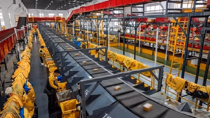 Tính đến cuối tháng 11/2025, tổng lượng bưu kiện cả năm đã lần đầu vượt mốc 180 tỷ, lập kỷ lục lịch sử. (Nguồn ảnh: News Morning Post)