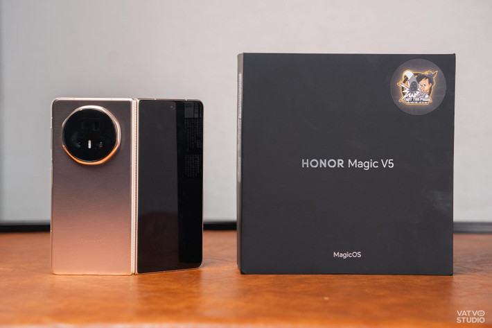 Với sự kết hợp giữa thiết kế sang trọng, hiệu năng mạnh mẽ và bảo mật AI, HONOR Magic V5 hứa hẹn mở ra xu hướng mới cho trải nghiệm di động an toàn. (Ảnh: Vatvostudio)