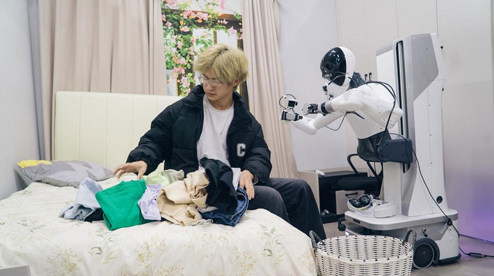 Robot hình người đang xuất hiện dày đặc trên truyền thông Trung Quốc với các màn nhảy múa, chạy marathon và đấu võ gây tò mò toàn cầu.