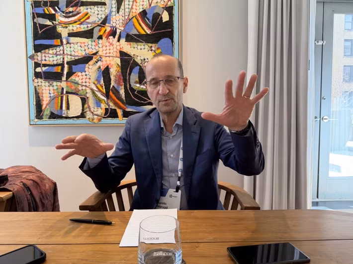 Người dùng có thể chỉnh sửa, che thông tin cá nhân hoặc làm nổi bật nội dung trực tiếp trên máy in.(Ảnh: Genk)