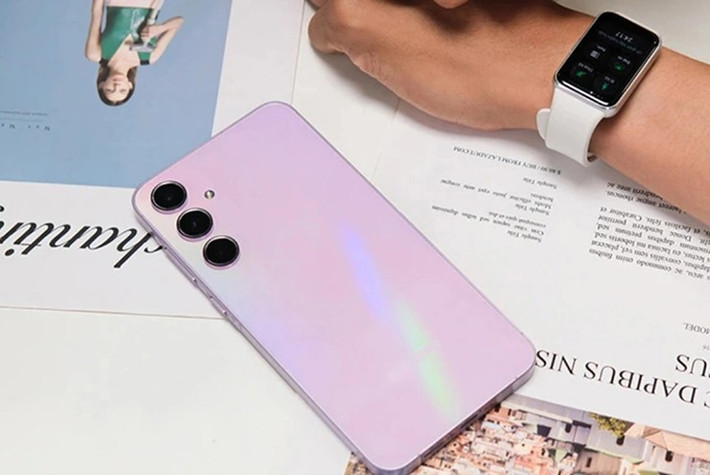 Galaxy A55 là lựa chọn giá rẻ với thiết kế cao cấp, tuy hiệu năng không quá mạnh nhưng vẫn đáp ứng nhu cầu cơ bản.