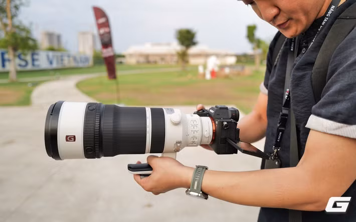 Sony tiếp tục khuấy đảo thị trường máy ảnh chuyên nghiệp khi chính thức trình làng bộ đôi Sony Alpha 7R VI và ống kính FE 100-400mm F4.5 GM OSS với tổng giá trị hơn 229 triệu đồng, hướng tới nhiếp ảnh gia thể thao, động vật hoang dã và nhà sáng tạo nội dung cao cấp. (Ảnh: Genk)