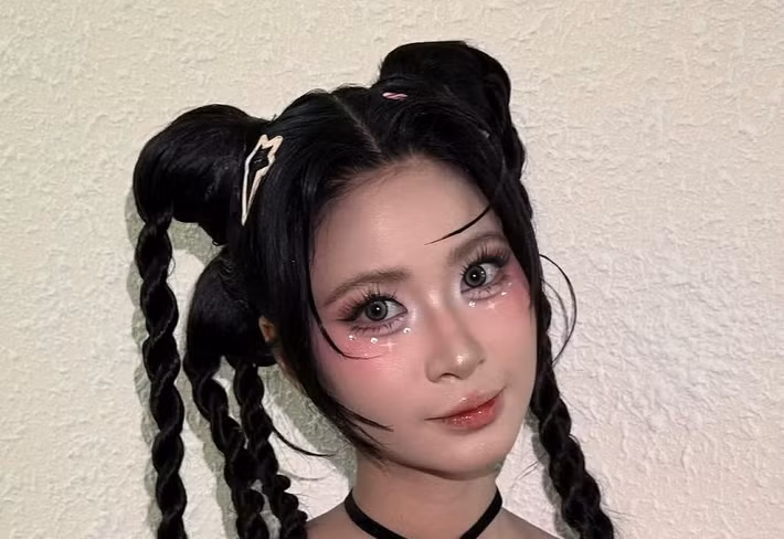 Khi công khai nhan sắc thật, cô nhanh chóng chứng minh mình không chỉ có tài năng mà còn cực kỳ xinh đẹp.