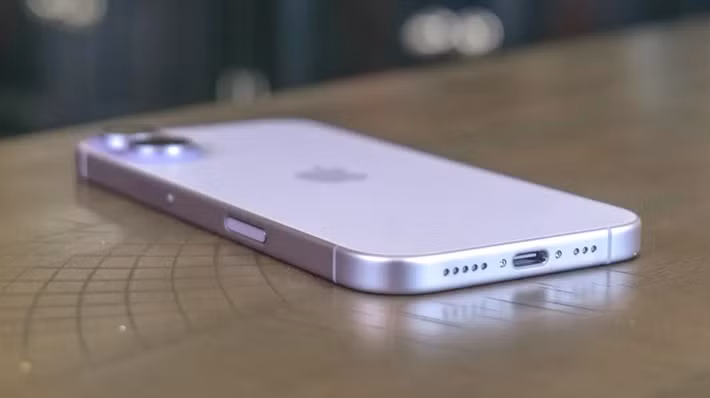 Camera selfie Center Stage 18MP cũng y hệt bản cao cấp, hỗ trợ khung hình tự động và tính năng zoom thông minh.