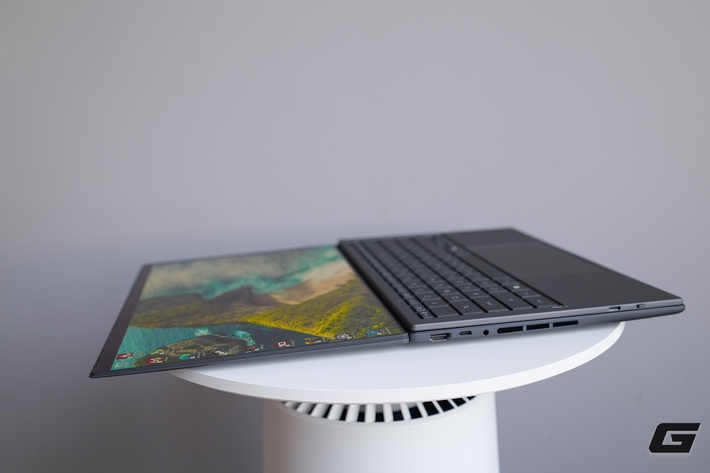 Zenbook Duo 2026 được trang bị chip Intel Core Ultra Series 3 (Panther Lake), hiệu năng mạnh mẽ, duy trì ổn định ngay cả khi dùng pin.(Genk)