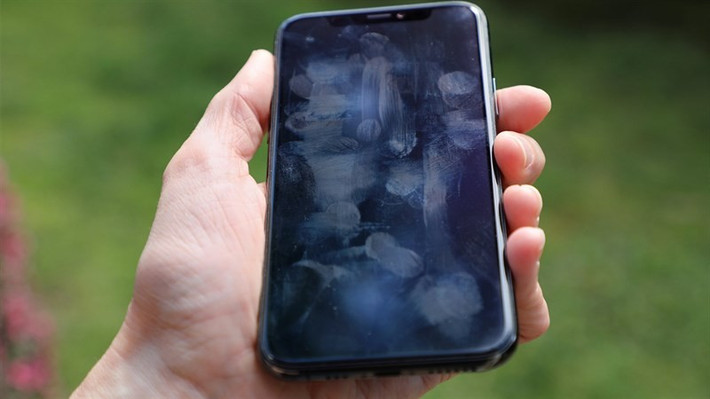 Nhà báo Prakhar Khanna cho biết iPhone hiện vẫn bị lóa và bám dấu vân tay rõ khi dùng ngoài trời.(Ảnh: Thế giới di động)