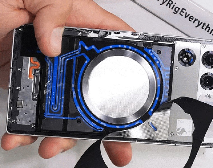 Phiên bản trong suốt của máy cho phép người dùng nhìn thấy chất lỏng fluorine chảy qua hệ thống AquaCore Cooling.