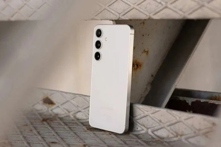 Camera tele 3X của S26 Plus đã lỗi thời, cần nâng cấp cảm biến để cải thiện chất lượng thiếu sáng.