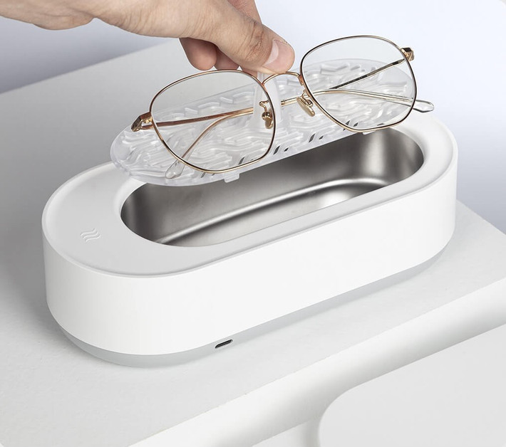 2. Máy rửa mắt kính và đồ trang sức Xiaomi Eraclean dùng sóng siêu âm 45.000Hz để đánh bật bụi và dầu.