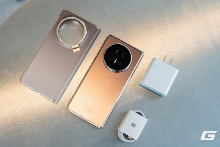 Điện thoại sẽ ra mắt chính thức ngày 10/10 với ưu đãi đặt trước lên đến 12 triệu đồng.(Ảnh: Genk)