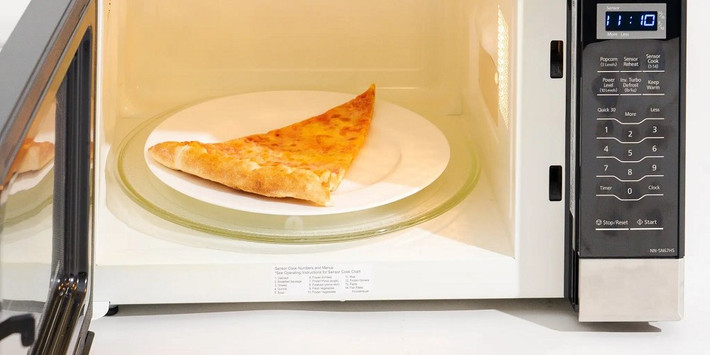 Khi hâm nóng, nhiều người thắc mắc vì sao lò vi sóng bắt thức ăn phải xoay tròn thay vì đứng yên.