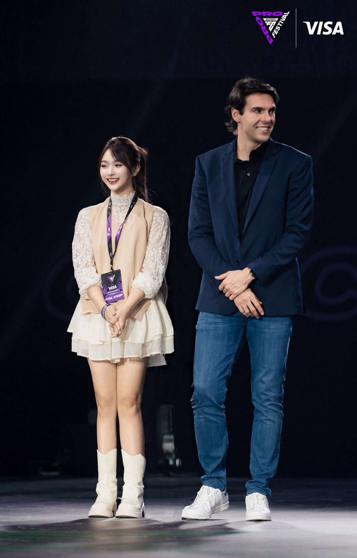 Huyền thoại bóng đá Kaka xuất hiện tại Việt Nam đã tạo nên cơn sốt lớn trong cộng đồng fan.