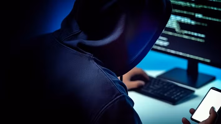 Mức phạt dao động từ 6 đến 24 roi, tùy theo mức độ nghiêm trọng của hành vi lừa đảo. (Ảnh: iStock/Calvin Chan)