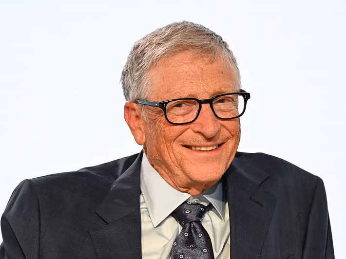 Ông cũng nhấn mạnh các lĩnh vực như sinh học và năng lượng vẫn cần sự tham gia sâu của con người dù có sự hỗ trợ của AI.