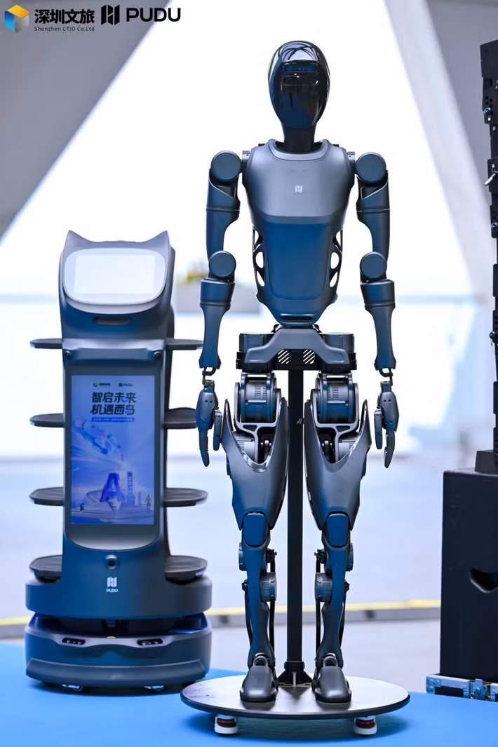 Tại buổi giới thiệu dự án, nhiều robot của Pudu Robotics đã trình diễn khả năng phối hợp linh hoạt trong môi trường khách sạn, từ thu gom vật dụng, vận chuyển khay thức ăn đến tương tác với khách bằng các giao diện thông minh, cho thấy mức độ trưởng thành ngày càng cao của công nghệ robot dịch vụ.