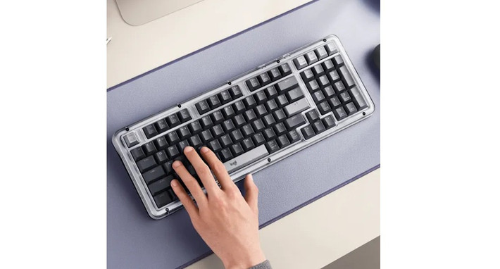 K98M có ba phím lập trình và ba phím Easy-Switch để chuyển đổi giữa ba thiết bị.