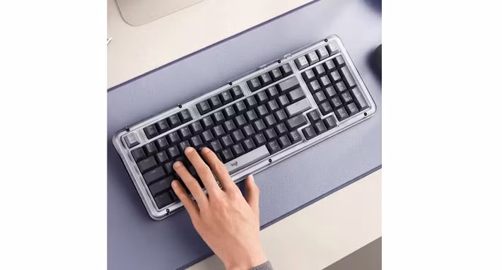 K98M có ba phím lập trình và ba phím Easy-Switch để chuyển đổi giữa ba thiết bị.