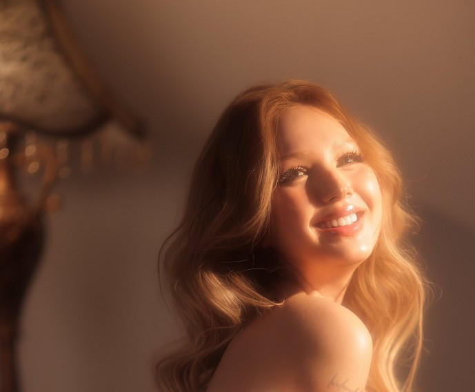 Không còn là hình ảnh ngây thơ, cô nàng “lột xác” với vẻ đẹp trưởng thành và quyến rũ.