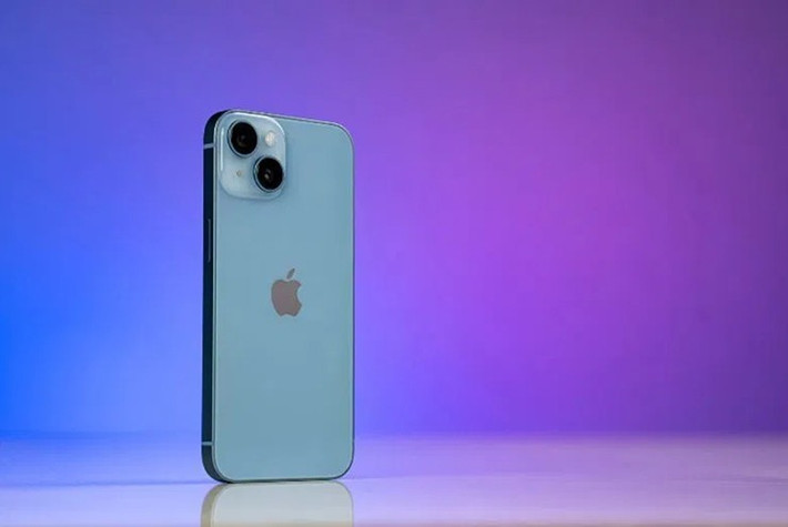 Trong khi đó, iPhone 14 vẫn là lựa chọn hợp lý cho trẻ em nhờ giá dễ tiếp cận, nhiều màu sắc và các tính năng an toàn cần thiết.