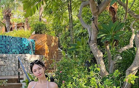 Khi check-in bên hồ bơi vô cực hay bãi biển hoàng hôn, cô luôn trở thành tâm điểm khung hình.