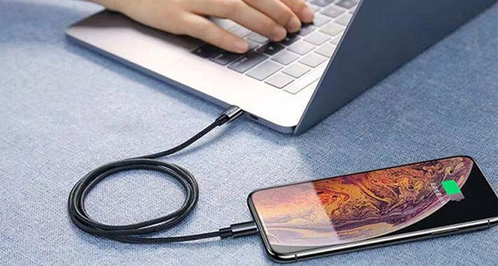 Người dùng thường lo lắng việc sạc điện thoại bằng máy tính có thể gây hại cho pin.