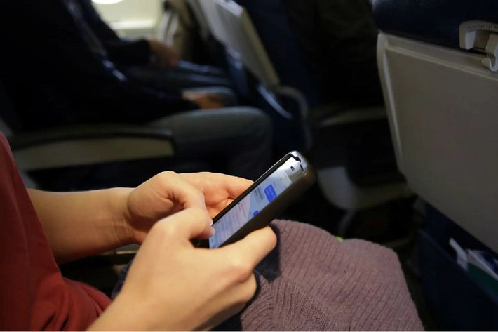 Trong lúc chờ câu trả lời rõ ràng, người dùng thường xuyên đi máy bay được khuyến cáo theo dõi tình trạng pin để đảm bảo an toàn cho thiết bị và bản thân.