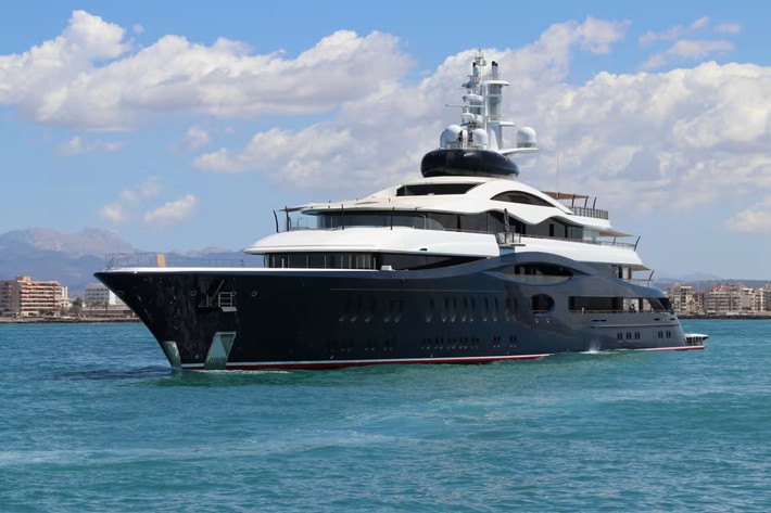 Sau mùa hè dài ở French Riviera, siêu du thuyền Launchpad của Mark Zuckerberg đã rời châu Âu, hướng đến Mỹ hoặc vùng Caribe để đón kỳ nghỉ mùa đông.