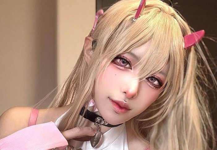 Sở hữu ngoại hình nổi bật và phong cách cosplay táo bạo, cô thường được khen ngợi vì khả năng tái hiện nhân vật chân thực đến từng chi tiết.