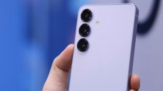 Khoản chênh lệch này đủ để người dùng sắm thêm Galaxy Watch và Buds Pro, tạo trọn bộ hệ sinh thái Samsung.