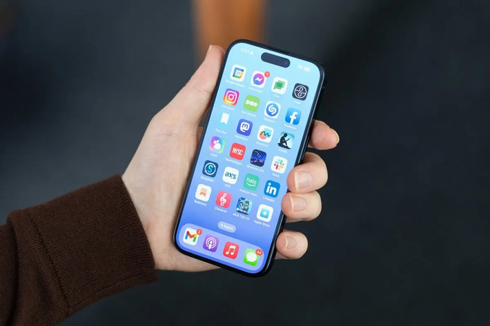 Anh hy sinh sự tiện lợi với hy vọng kéo dài tuổi thọ pin theo khuyến cáo của Apple.