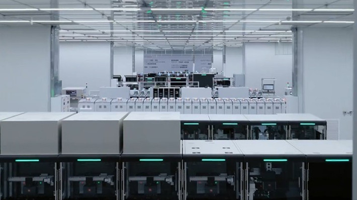 Robot đảm nhiệm hầu hết các bước yêu cầu độ chính xác cao như lắp module camera, kiểm tra kết nối và đóng gói thành phẩm.