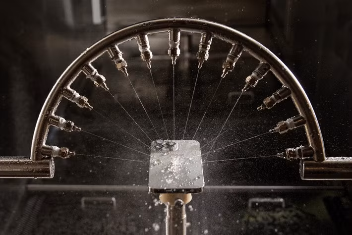 Đặc biệt, Apple còn kiểm tra cả những yếu tố ít ai ngờ tới như mồ hôi, ráy tai trên tai nghe hay các chất lỏng như nước hoa, kem chống nắng ảnh hưởng đến thiết bị.