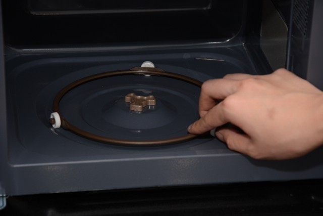 Nhờ đó, nhiệt được tạo ra bên trong thực phẩm thay vì làm nóng chính chiếc đĩa.