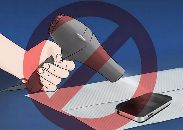 Nhiều người dùng máy sấy hoặc phơi nắng gắt để làm khô, nhưng nhiệt độ cao khiến linh kiện biến dạng.