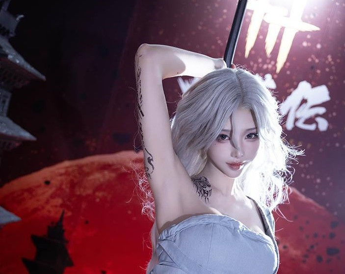 Cosplayer nổi tiếng ZLY với hơn 2 triệu người theo dõi đã tái hiện nhân vật này.