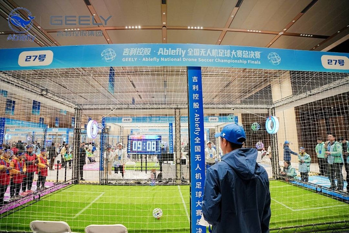 Các đội điều khiển drone hình cầu bay lượn tốc độ cao để ghi bàn vào khung thành trên không.