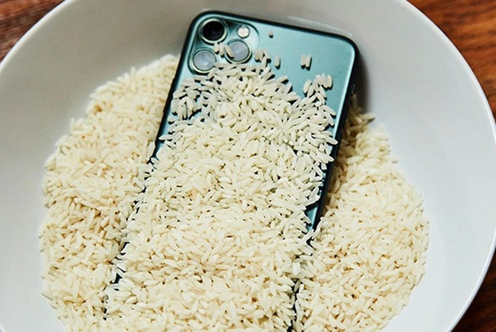 Mẹo bỏ điện thoại vào gạo không hiệu quả, thậm chí bụi gạo còn gây thêm hỏng hóc.