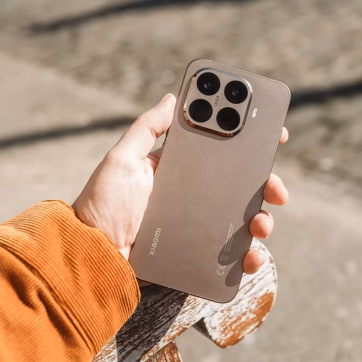 2. Xiaomi 15T gây ấn tượng với màn OLED 120 Hz, camera Leica và 4 bản cập nhật Android, nhưng khung nhựa và camera thiếu sáng là điểm trừ.