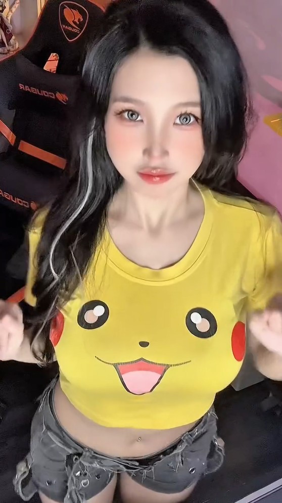 Visual của Lily nhận mưa lời khen, từ mái tóc, thần thái cho đến vóc dáng đều hút mắt người xem.