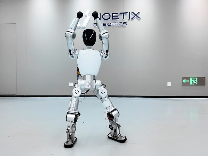 Với chiều cao 94 cm, Bumi được tạo hình thân thiện như một đứa trẻ, hướng đến vai trò “người bạn đồng hành” trong lớp học và gia đình.