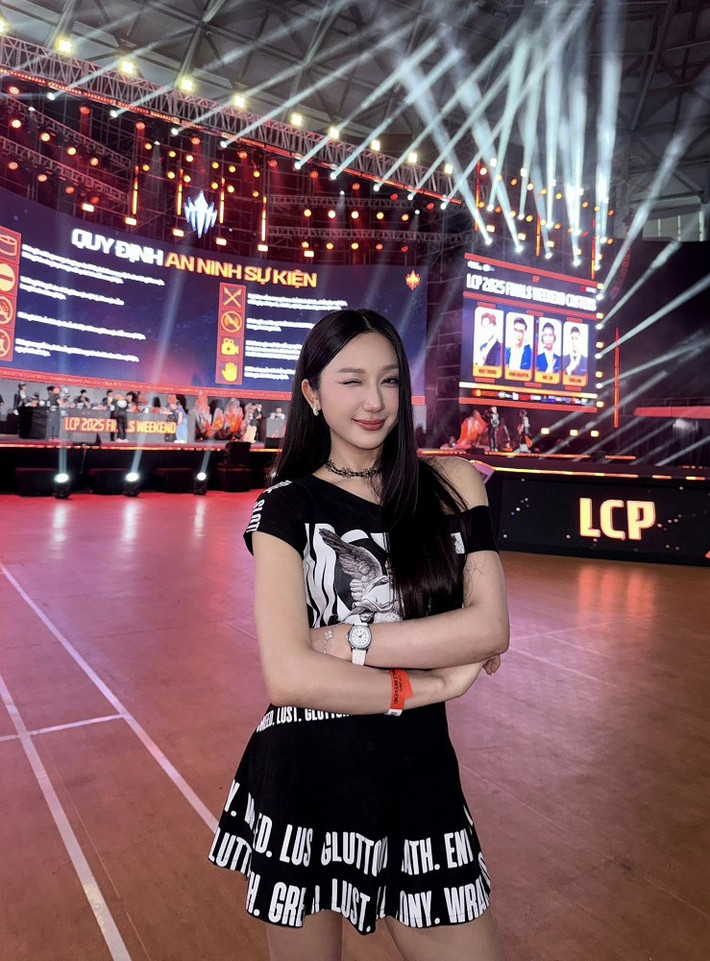 Mina Young là một trong những nữ streamer nổi bật của làng game Việt, từng gây chú ý với phong cách thời trang táo bạo.