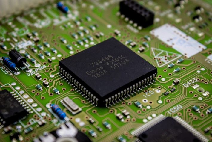 Nhờ những thông báo hợp tác này, giá trị thị trường của các tập đoàn chip lớn tăng vọt hàng trăm tỷ USD.