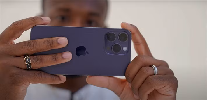 iPhone 14 Pro sở hữu chip A16, RAM 6GB và màn hình ProMotion hiện đại.