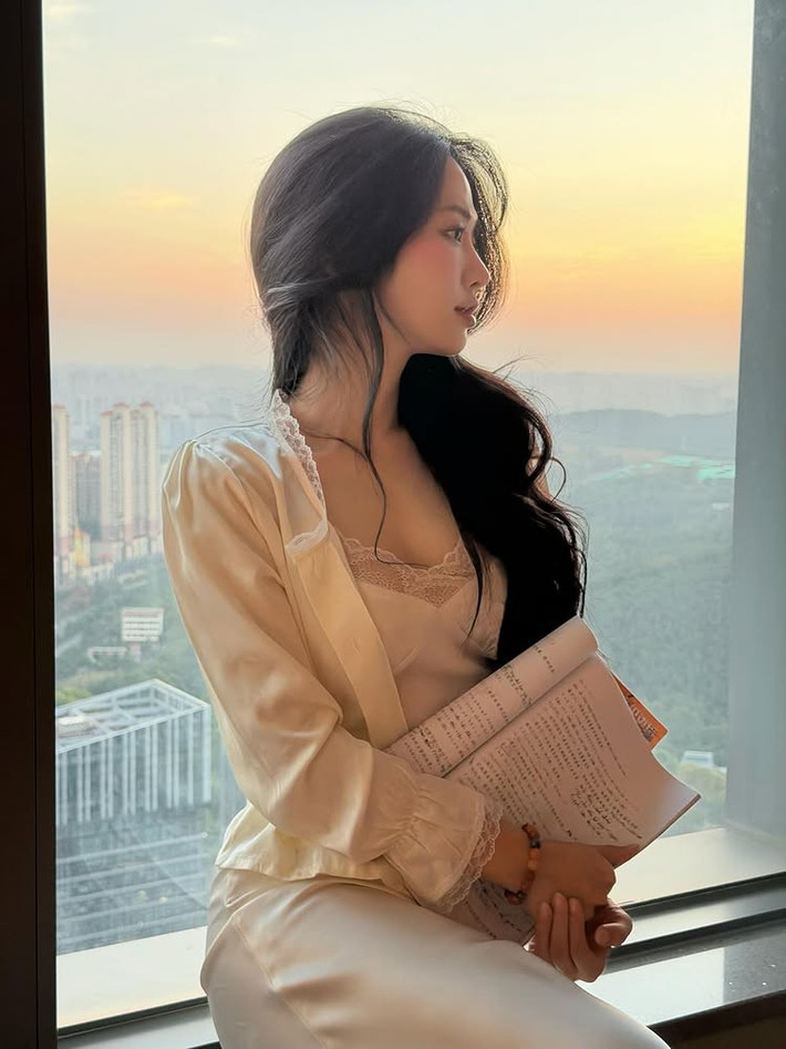 Fan không tiếc lời khen ngợi, nhiều người ví đây là bộ ảnh dịu dàng nhất của cô.