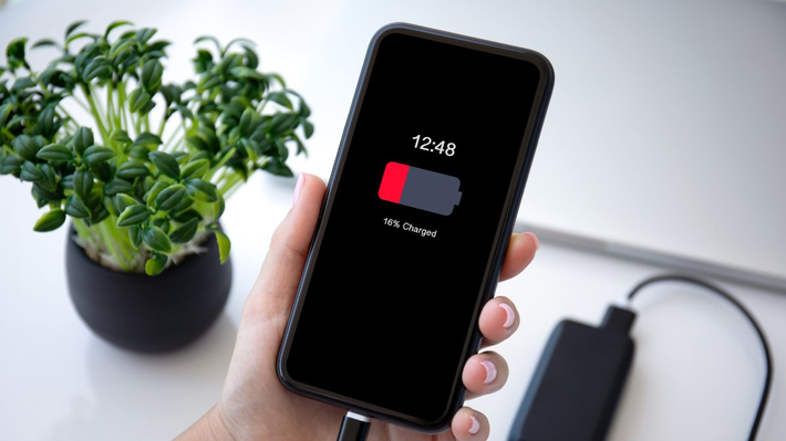 Dấu hiệu bất thường như hao pin, nóng máy, dữ liệu tăng có thể là cảnh báo.
