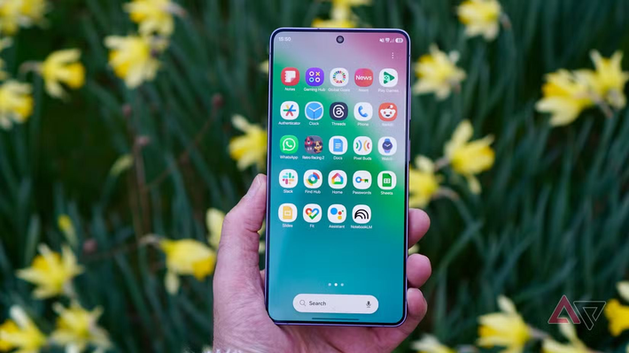 Thiết kế bo cong nhẹ nhàng giúp cầm nắm thoải mái hơn, dù vẫn giữ chất liệu nhôm và tiêu chuẩn IP68. Người dùng sẽ thấy máy chắc tay nhưng chưa có bước đột phá về độ bền. (Ảnh: Android Police)