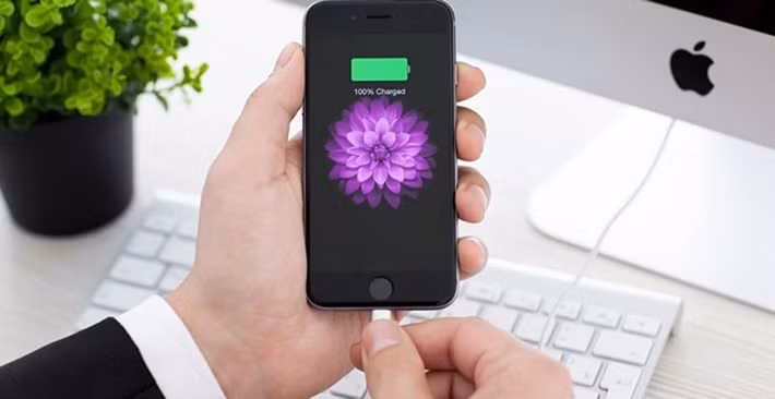 Tuy nhiên, không nên vừa sạc vừa chơi game hay xem video vì dễ làm pin nóng và chai.